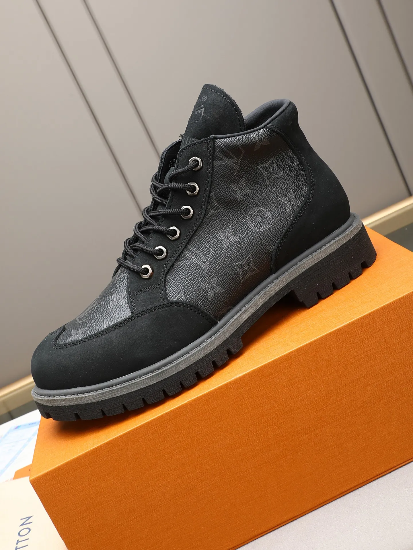 PP460 LOUIS VUITTON ss25 LV donkey brand new thick-soled lace-up big-toe shoes men's casual shoes high-top short boots. These boots are crafted from top-grain calf leather for a lightweight and comfortable fit. The thick EVA outsole is embellished with eye-catching ridges, and the trendy attitude of being both strong and soft makes it an everyday choice. ✔Upper: imported first-layer cowhide ✔Inner lining: sheep lining ✔Outsole: original molded outsole Size: 38-44 (45 customized)